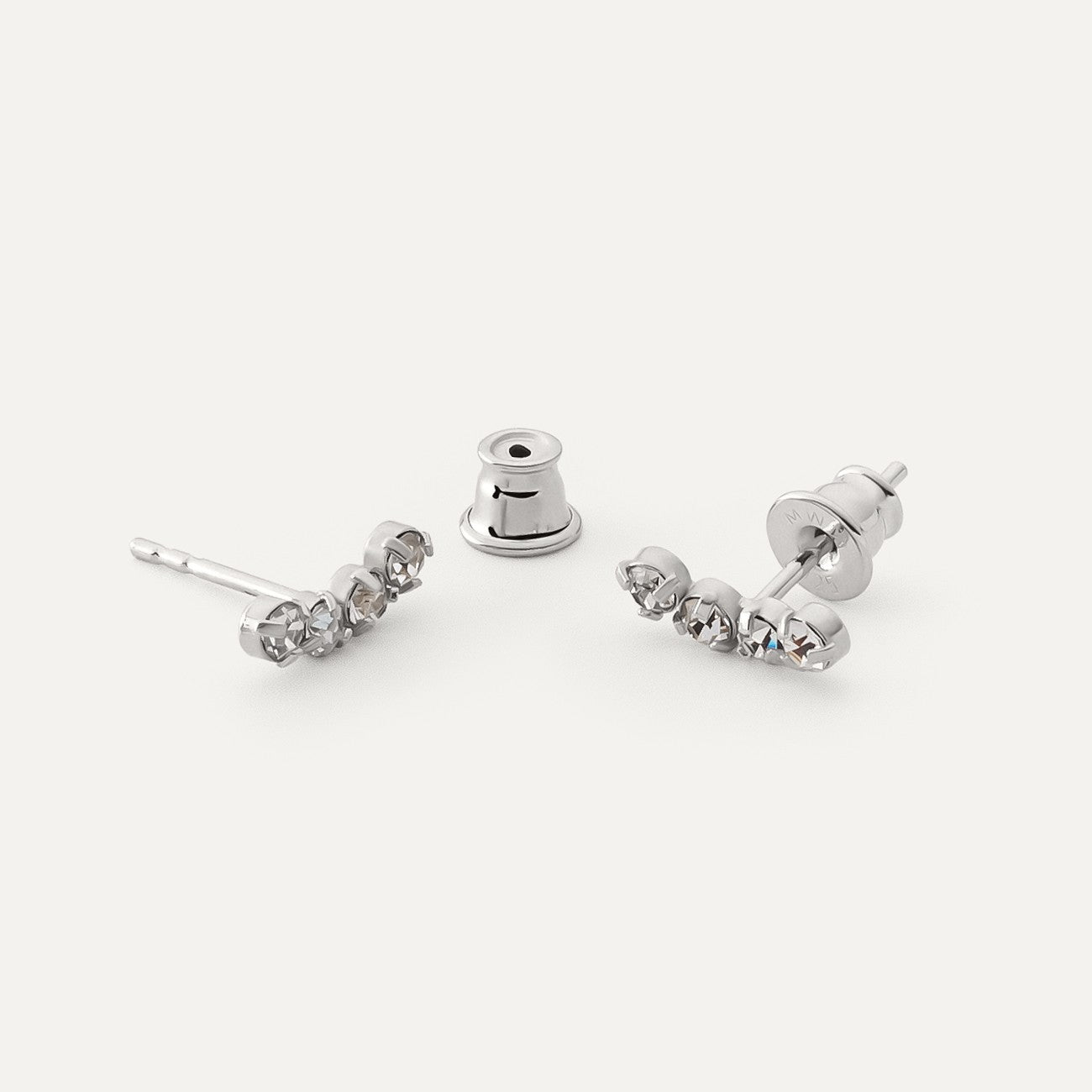 Ohrringe am Ohr mit weißen Zirkonen platiniert RE:SHAPE
