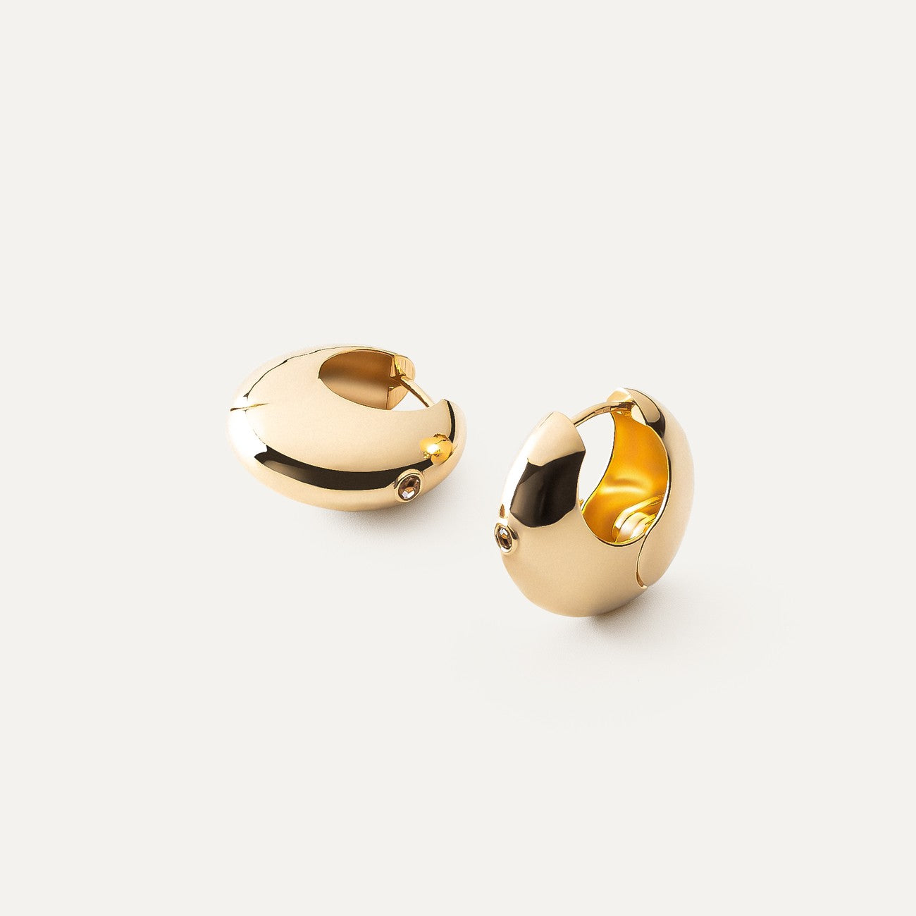 Boucles d'oreilles rondes et épaisses avec zircones plaquées or jaune RE:SHAPE