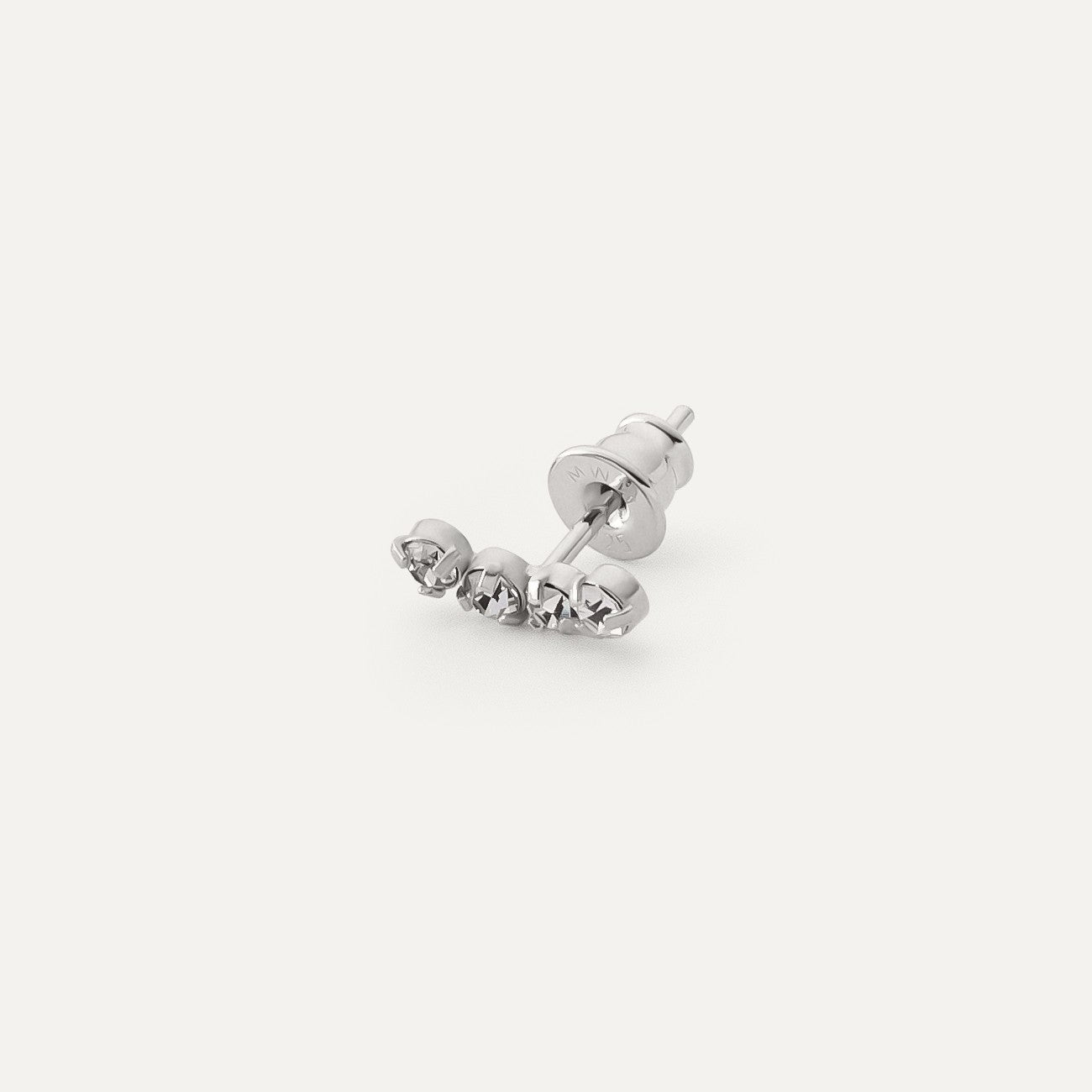 Einzelner Ohrring am Ohr mit weißen Zirkonen platiniert RE:SHAPE