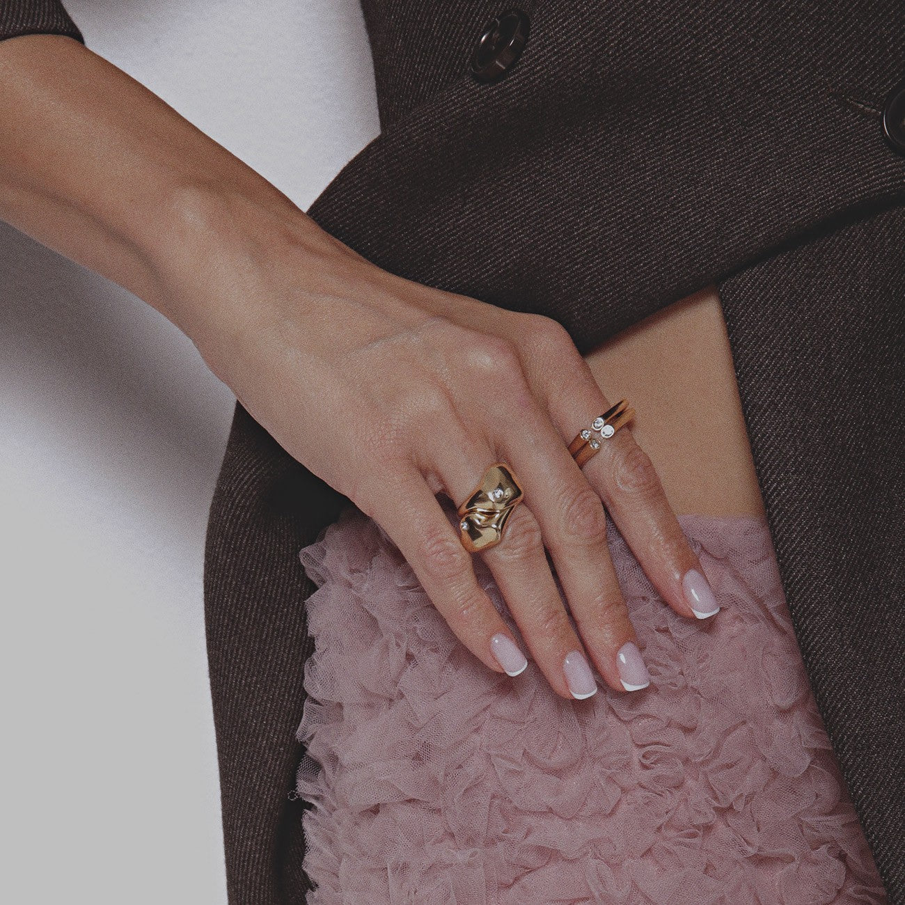 Blasender unregelmäßiger Ring mit Zirkonia platiniert RE:SHAPE