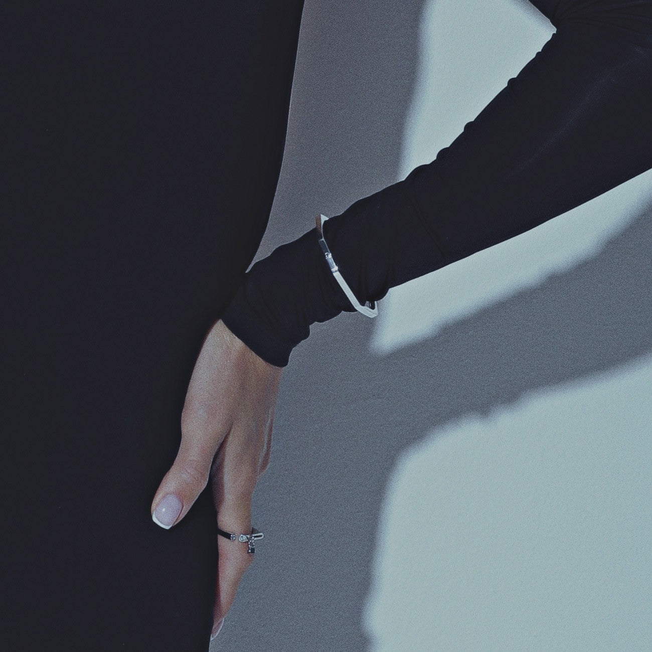 Geometrisches Armband mit Zirkon platiniert RE:SHAPE