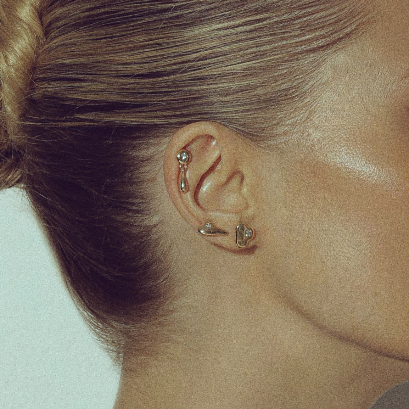 Hängende kleine tropfenförmige Ohrringe mit Zirkonia platiniert RE:SHAPE
