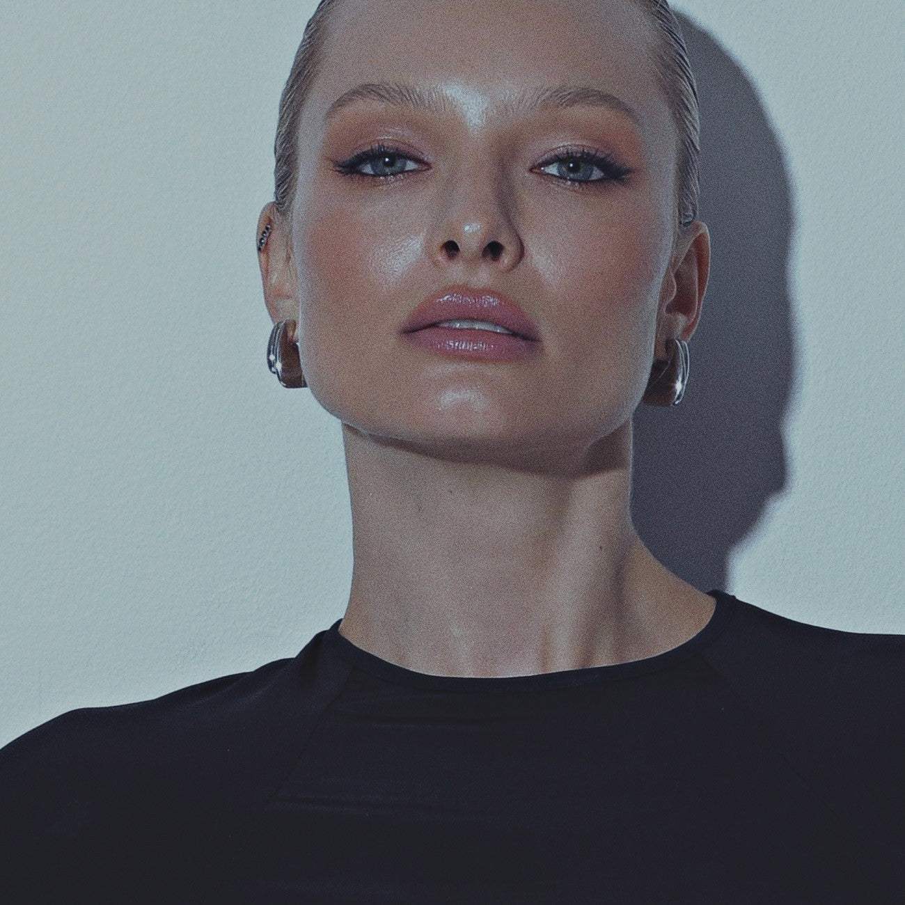 Boucles d'oreilles Labret avec zircons noirs plaqués or jaune RE:SHAPE