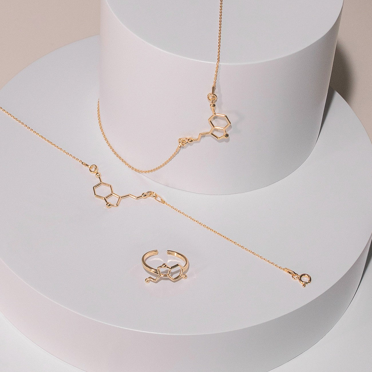 Anello in argento con serotonina, argento 925 placcato oro - misura regolabile (da 11 a 18)