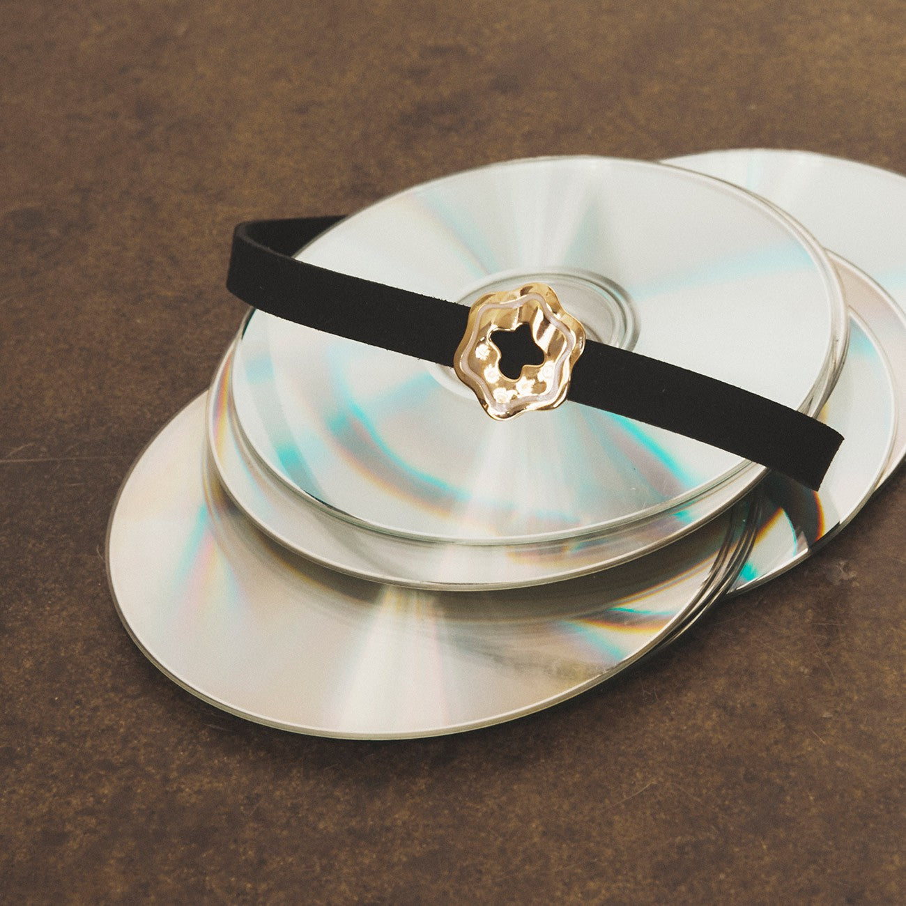 Bracciale Alcantara - fiore in resina bianca, argento 925 placcato oro giallo NEW ROMANTIC