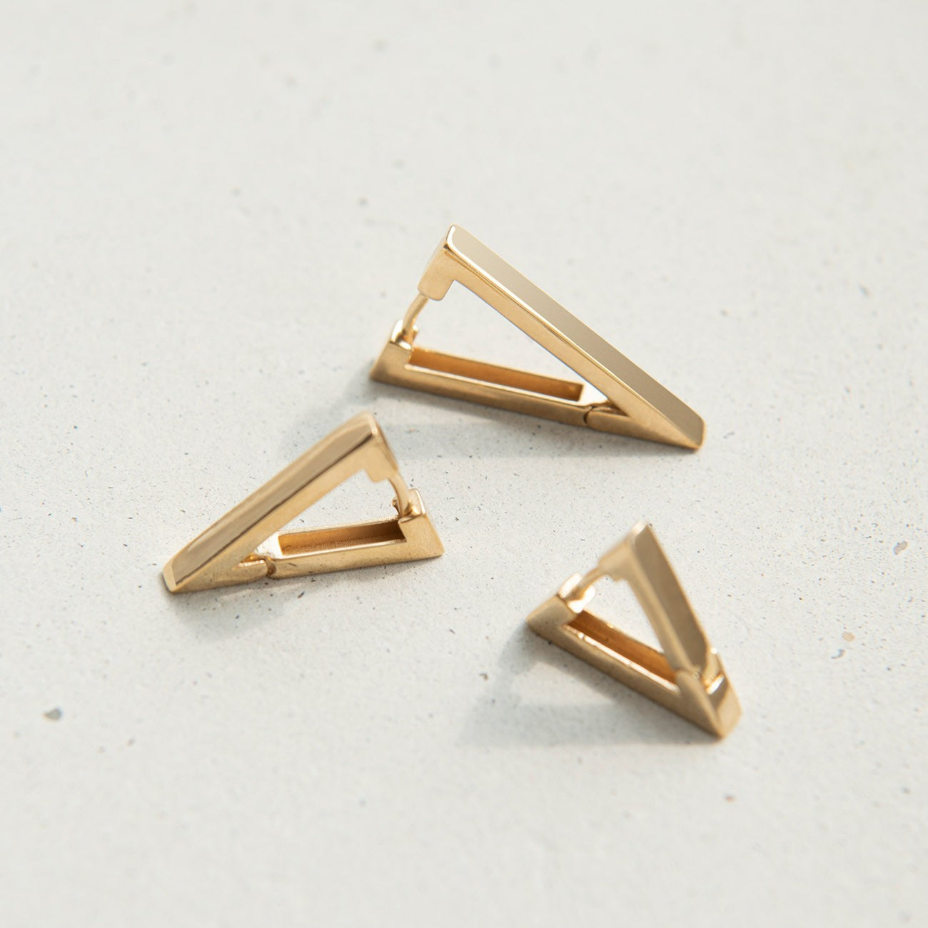 Boucles d'oreilles triangle géométrique - moyennes, argent 925 plaqué or jaune