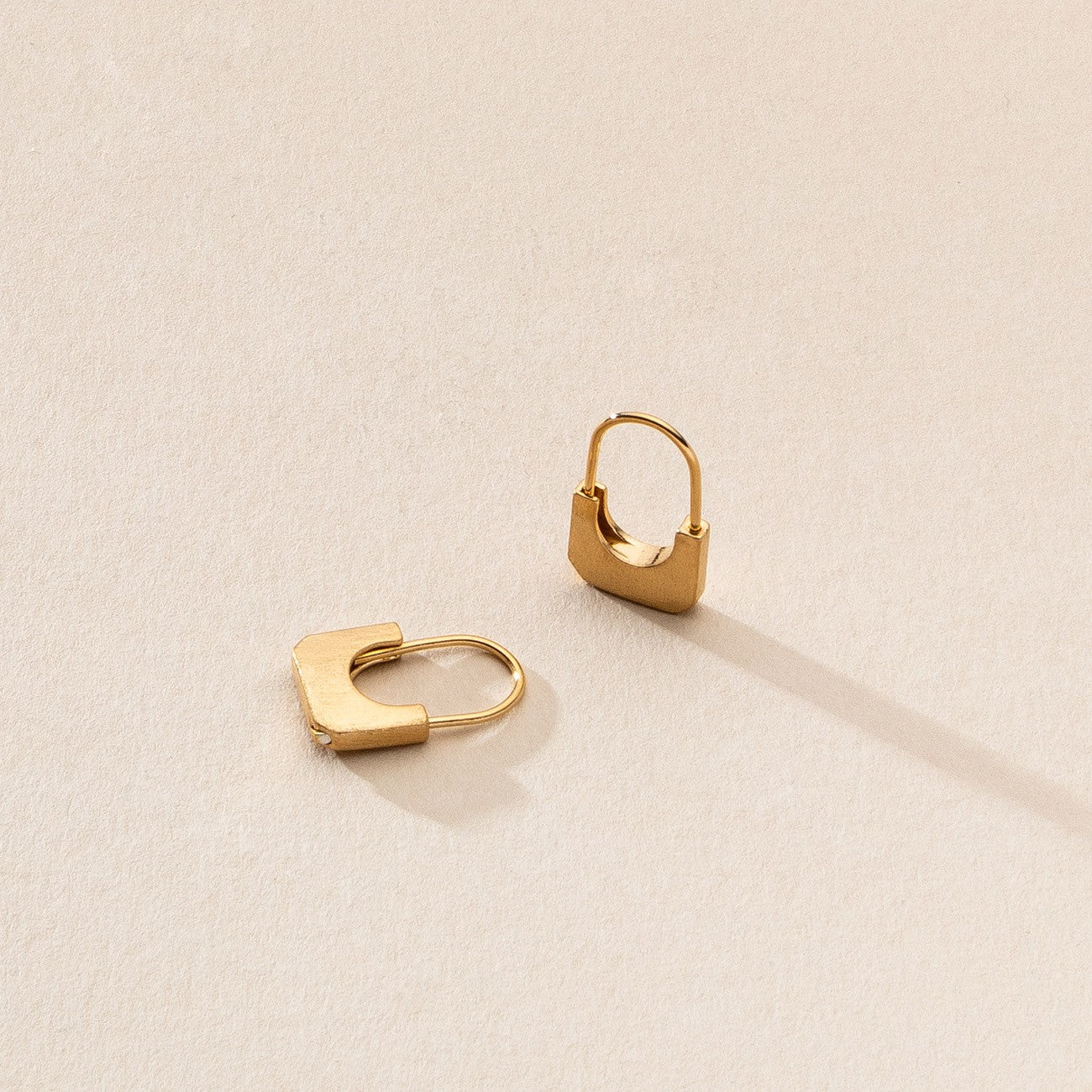 Small padlock earrings - XENIA x GIORRE, platinum-plated 925 silver