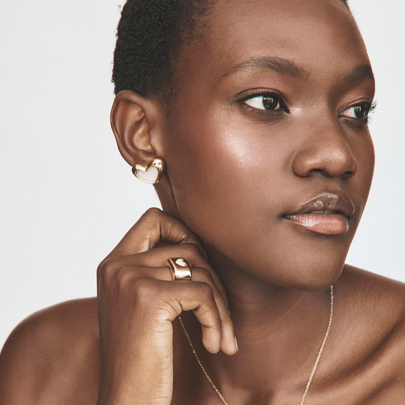 Orecchini a cuore asimmetrici con resina bianca, argento 925 placcato oro giallo NEW ROMANTIC