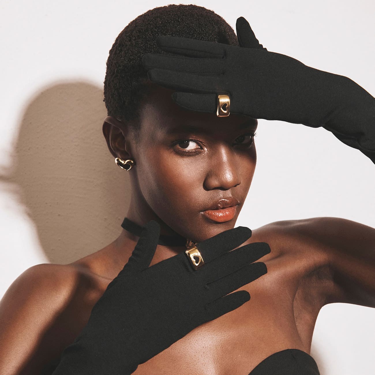 Orecchini a cuore asimmetrici con resina nera, argento sterling 925, placcato platino NEW ROMANTIC