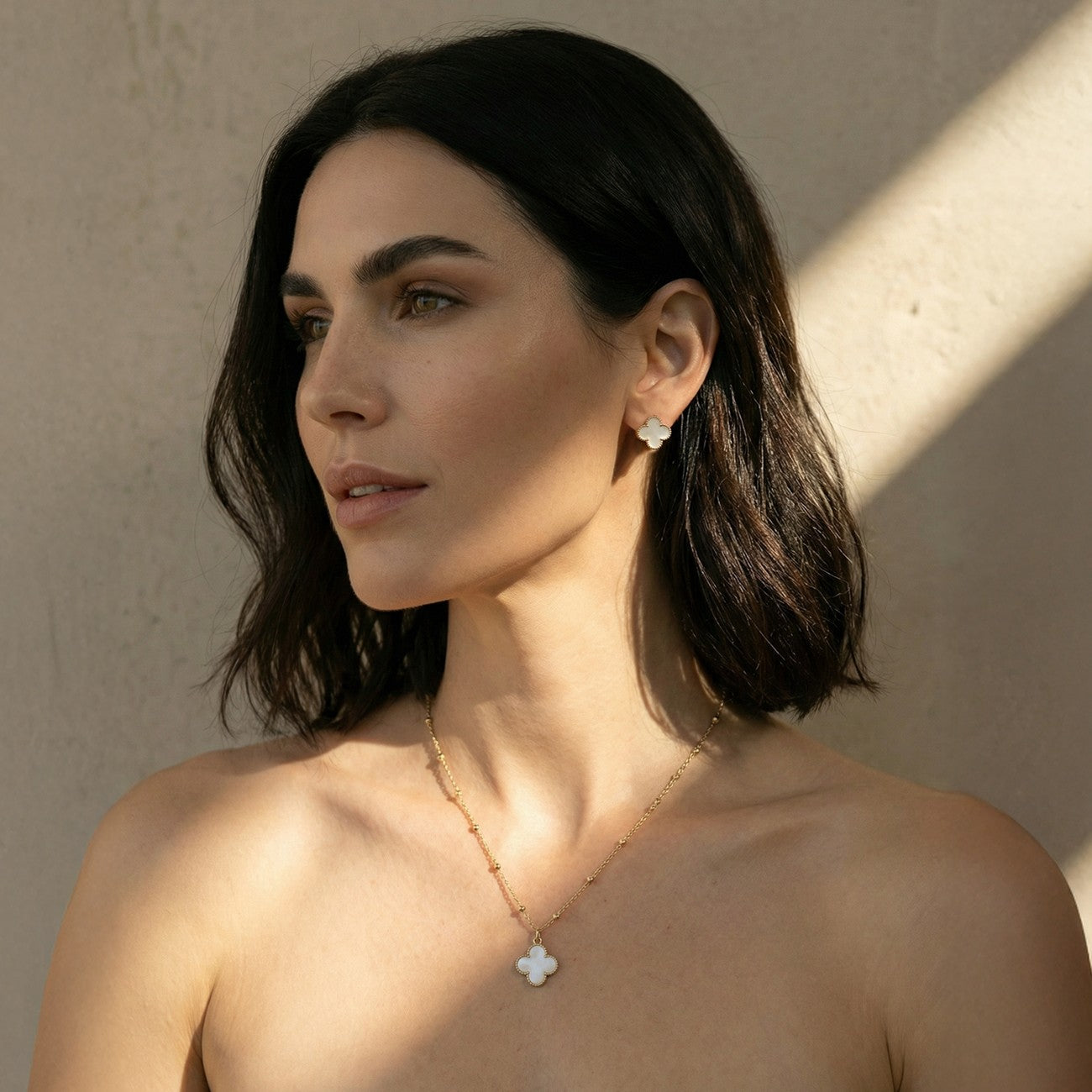 Ohrstecker mit Kleeblatt aus weißem Harz, 925er Silber platiniert