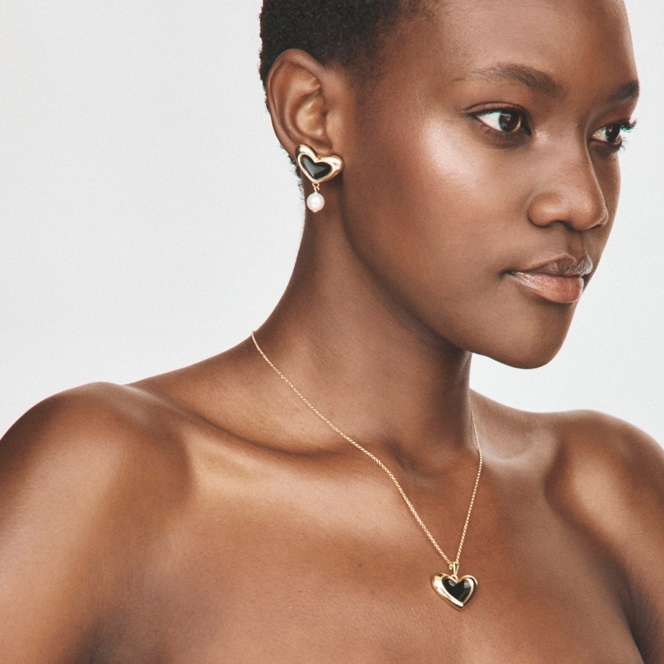 Boucles d'oreilles cœur en résine noire et perle, argent sterling 925, plaqué platine NOUVEAU ROMANTIQUE