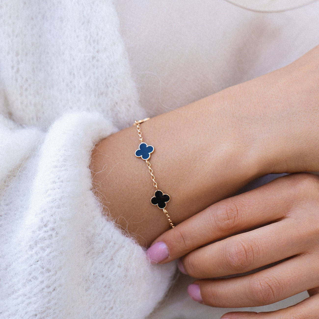 Armband mit fünf Kleeblättern aus schwarzem Harz an Rolo-Kette, 925 Silber, platiniert