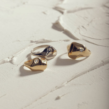 Blasender unregelmäßiger Ring mit Zirkonia gelbvergoldet RE:SHAPE