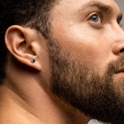 Pendiente de hombre con diamante negro de 6 mm, plata 925 bañada en platino.