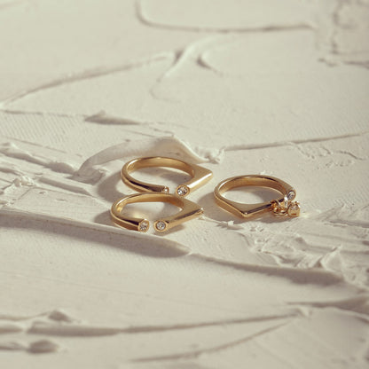Anillo charm con circonitas bañadas en oro amarillo RE:SHAPE