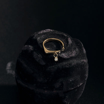 Anillo charm con circonitas bañadas en oro amarillo RE:SHAPE