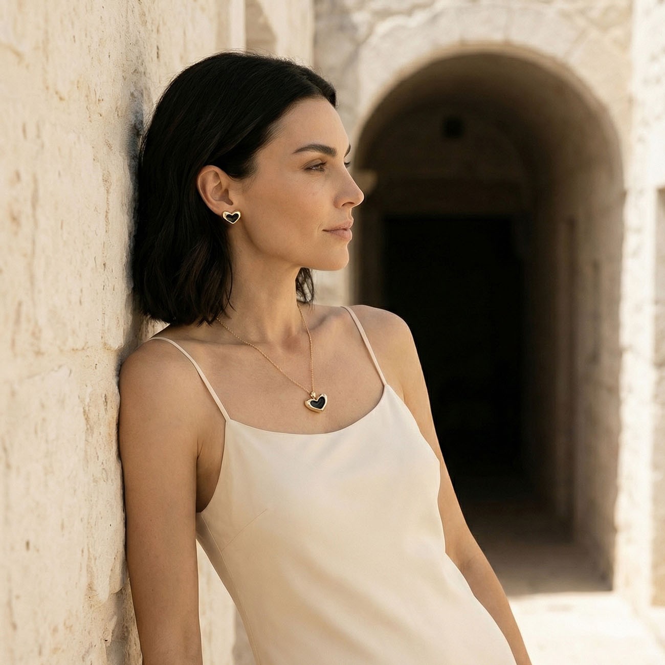 Collier cœur asymétrique noir en résine, argent sterling 925, plaqué platine NOUVEAU ROMANTIQUE