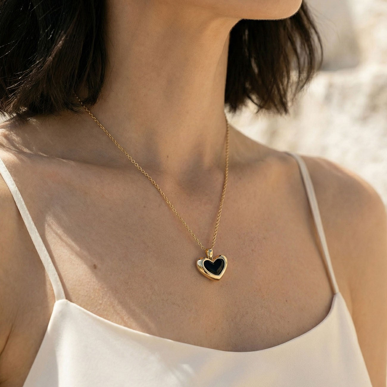 Collier cœur asymétrique noir en résine, argent 925 plaqué or jaune NOUVEAU ROMANTIQUE